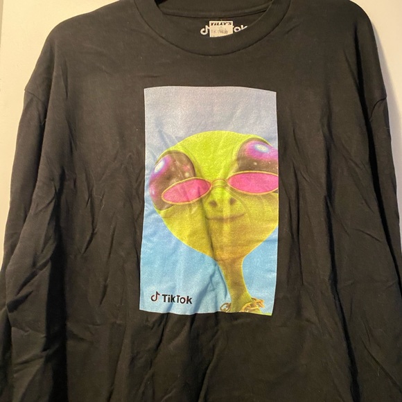 ⚫️ Tik Tok X Tillys graphic tee large - Picture 3 of 5